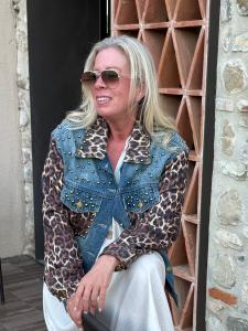 Jeansjacka med leoprint, Bria - Gemini      BERÄKNAD LEV: AUG