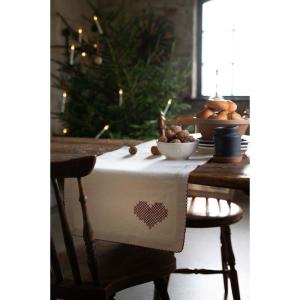 Löpare Offwhite med broderat rött hjärta, Tyra (35x120cm)