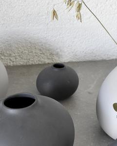 Källa Vas Liten Bullig Mörkgrå - Storefactory