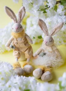 Kanin med gula kläder, Textil (37 cm) - A lot     BERÄKNAD LEV: MARS