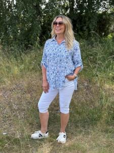 Blus i bomull med linnekänsla, Vit med blå blommor, Kelly - Mix by Heart
