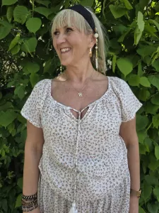 Blus / Topp med tofsar i halsringningen, Småblommig, Lani - Coconut Milk