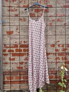 Klänning med smala axelband, Mönstrad i ljusrosa och guld (Rosita) - Three M