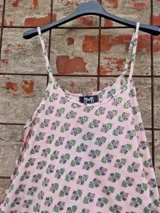 Klänning med smala axelband, Mönstrad i ljusrosa och guld (Rosita) - Three M