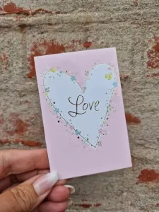 Litet kort med blomprydd hjärta och texten: Love, Pictura