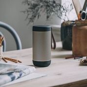 svart guld Bluetooth högtalare från Kreafunk. fungerar även som batteripack, går att koppla ihop två stycken