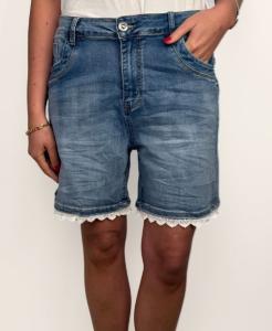 Jeansshorts med spets, Kicki (knapp och gylf) - Caramelle Fashion    BERÄKNAD LEV: JULI