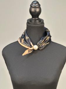Scarves med magnetknäppe (vit pärla), Leoparder Svart - Mix by Heart
