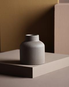 Lillhagen brun räfflad vas i keramik - Storefactory
