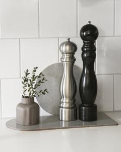 Lillhagen brun räfflad vas i keramik - Storefactory