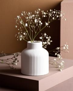 Lillhagen vit räfflad vas i keramik - Storefactory