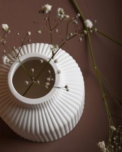 Lillhagen vit räfflad vas i keramik - Storefactory