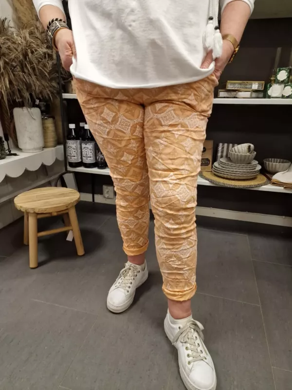 Magiskt stretchig byxa, Aprikos Medaljong (Madde) - Soulful Fashion