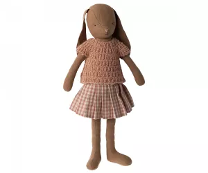 Maileg  - Kanin storlek 3, Chokladbrun, Stickad skjorta och kjol