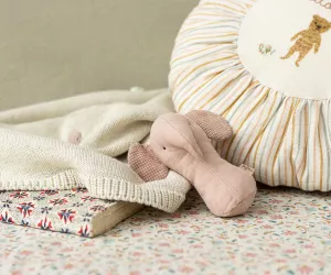 Maileg Skallra Lullaby friends Elefant Rosa