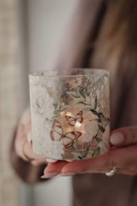 Majas Lykta Hortensia & Butterflies 8x8 cm - Majas Cottage    BERÄKNAD LEV: APRIL