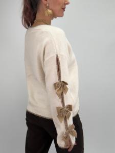 Stickad Kofta med rosetter, Vit Maud - Gemini        BERÄKNAD LEV: JAN/FEB