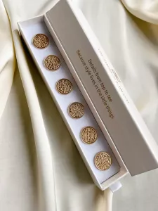 Button Covers, Medallion, Guld Moa (Set om 6) - The Shoelace Brand