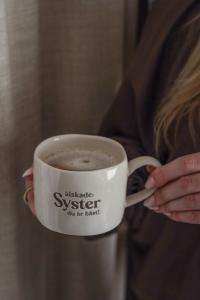 Majas Mugg, Älskade syster (vit) - Majas Cottage    BERÄKNAD LEV: APRIL