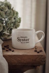 Majas Mugg, Älskade syster (vit) - Majas Cottage    BERÄKNAD LEV: APRIL