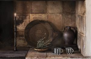 Kopp med fat, Svart Randig, Monica - Olsson & Jensen