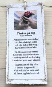 Diktkort - Tänker på dig (2 händer håller i blommor)