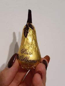 Päron i guldfolie - mörk choklad fylld med Williams Päronlikör