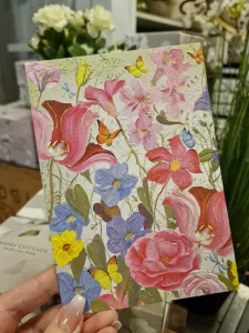 Kort med vackra blommor och fjärilar på vackert kvalitétspapper - Pictura