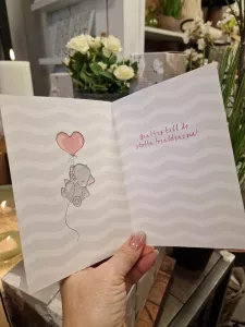En liten baby, Kort med en elefant och rosa hjärtballong - Pictura