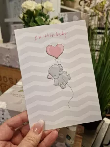 En liten baby, Kort med en elefant och rosa hjärtballong - Pictura
