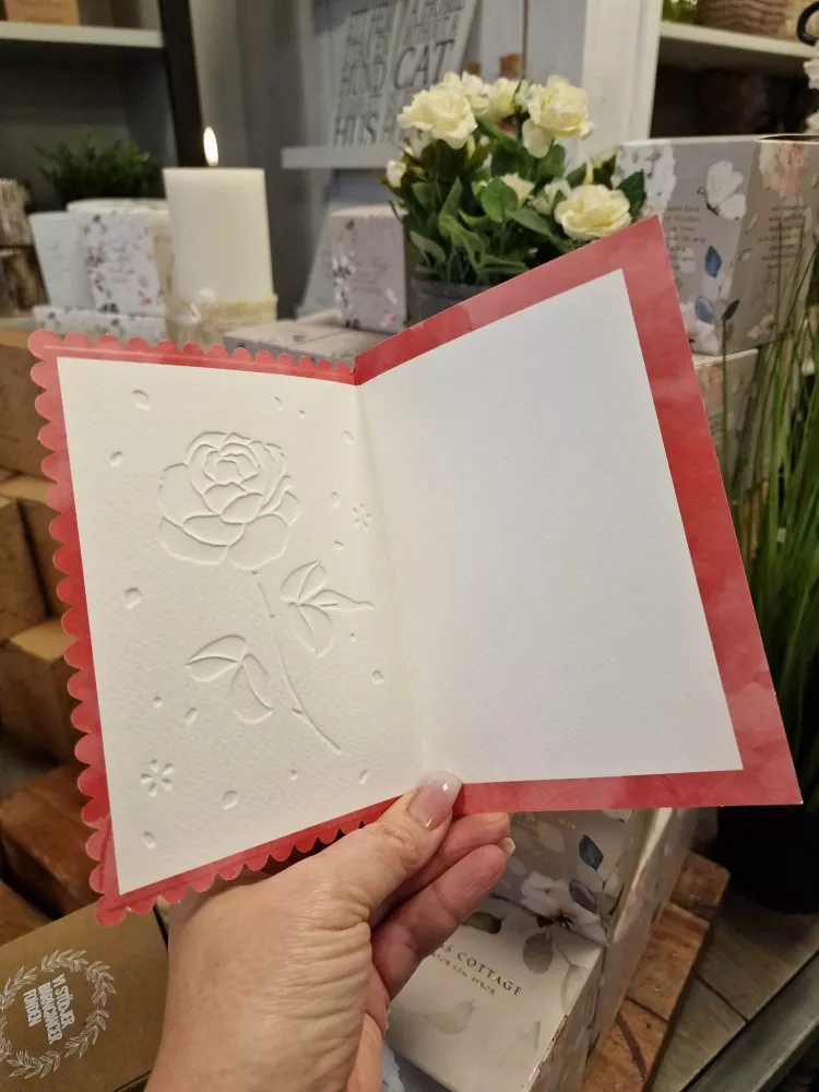 Kort med en röd ros med tandad guldkant - Pictura