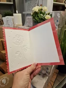 Kort med en röd ros med tandad guldkant - Pictura