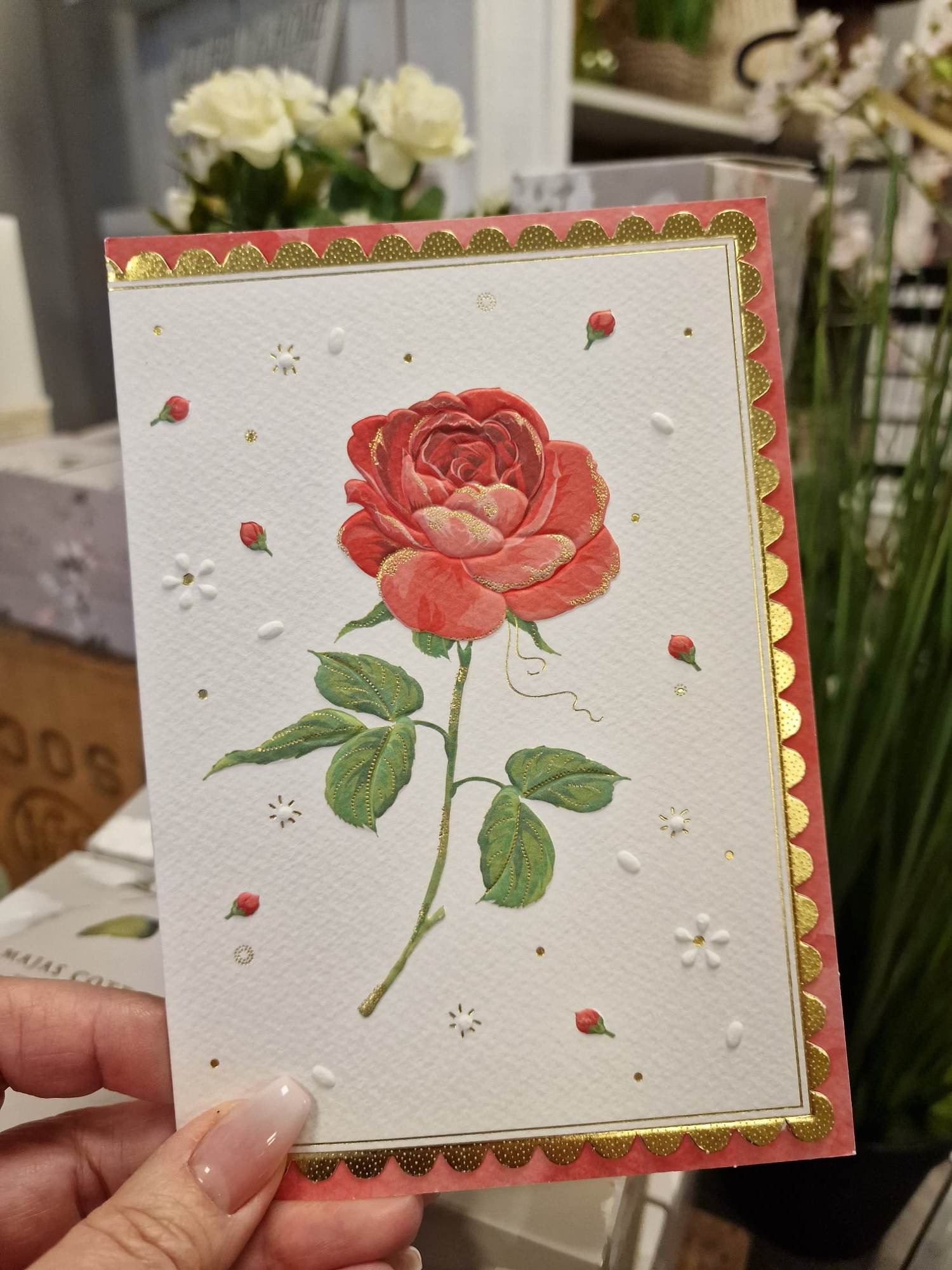 Kort med en röd ros med tandad guldkant - Pictura