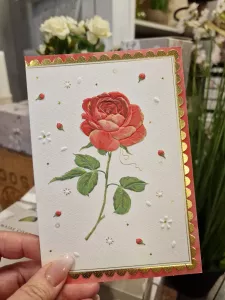 Kort med en röd ros med tandad guldkant - Pictura