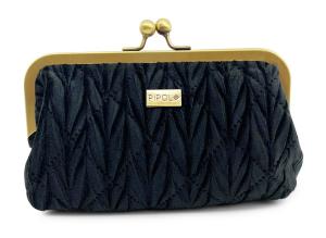 Quiltad svart necessär med metallram och knäppe (Pipol)