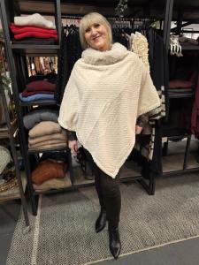 Poncho med pälsklädd insida, Beige - Caramelle Fashion