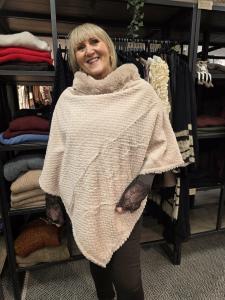 Poncho med pälsklädd insida, Puderrosa - Caramelle Fashion