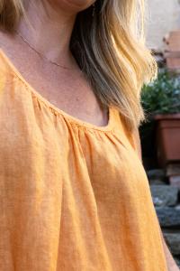 Linneklänning utan ärm, volang nertill, Mandarin Cilla - Reunion     BERÄKNAD LEV: APRIL