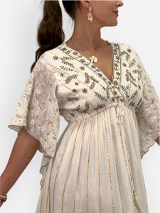 Klänning Offwhite med brodyr i beige, Ria - Gemini