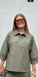 Blus i bomullspoplin, Oliv Sara - Gaspar Express