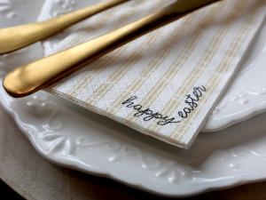 Servett Happy Easter med gula ränder (buffé) - Chic Antique