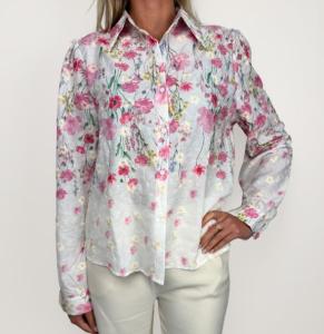 Blus, Vit med blommor - Caramelle Fashion    BERÄKNAD LEV: MAJ