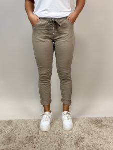Magiskt stretchig byxa, Taupe (Signe) - Mix by Heart    BERÄKNAD LEV: JUNI