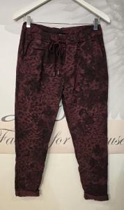 Magiskt stretchig byxa, Leo Flower Bordeaux (Madde) - Soulful Fashion