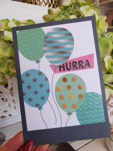 Kort med ballonger och text: HURRA, Pictura