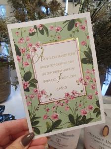 Vackert kort med rosa orkidéer och fin text med guldbokstäver, Pictura