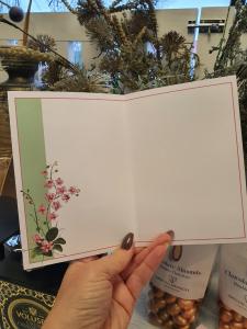 Vackert kort med rosa orkidéer och fin text med guldbokstäver, Pictura