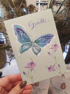 Grattis - Kort med blå fjäril och lila blommor, Pictura