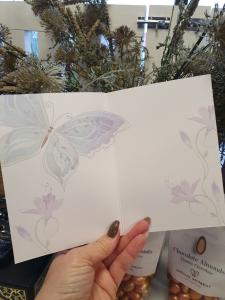 Grattis - Kort med blå fjäril och lila blommor, Pictura