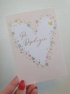 På dopdagen, cremefärgat kort med guldhjärta klätt med blommor från Pictura